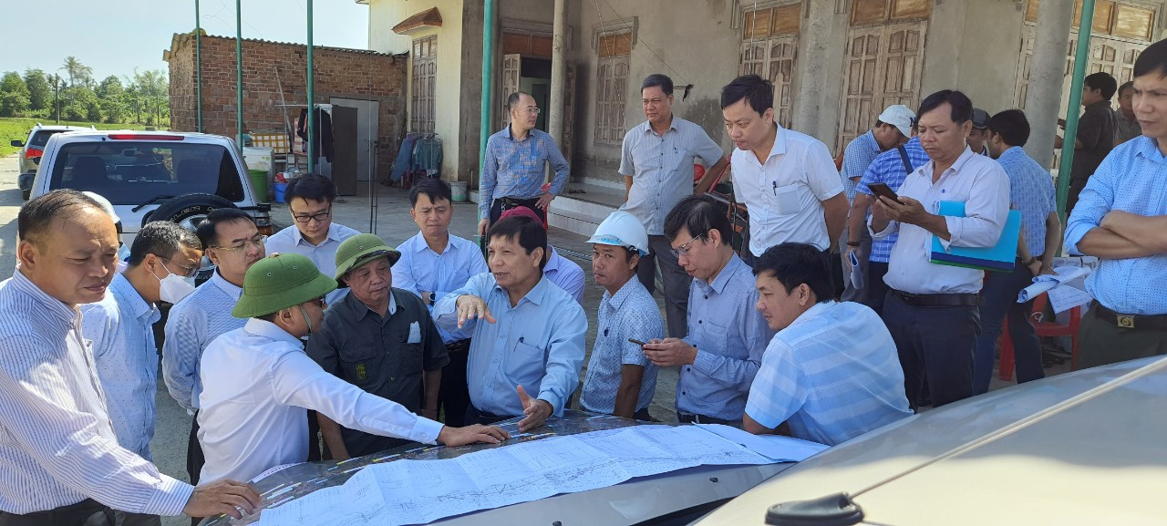 Đồng chí Nguyễn Phong (chính giữa) - Giám đốc Sở GTVT Quảng Ngãi báo cáo dự án cao tốc Quảng Ngãi - Hoài Nhơn