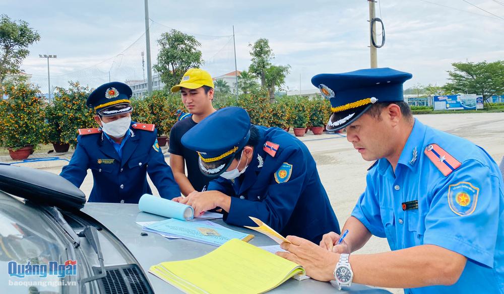 Thanh tra Sở Giao thông vận tải Quảng Ngãi kiểm tra, xử lý phương tiện vi phạm.