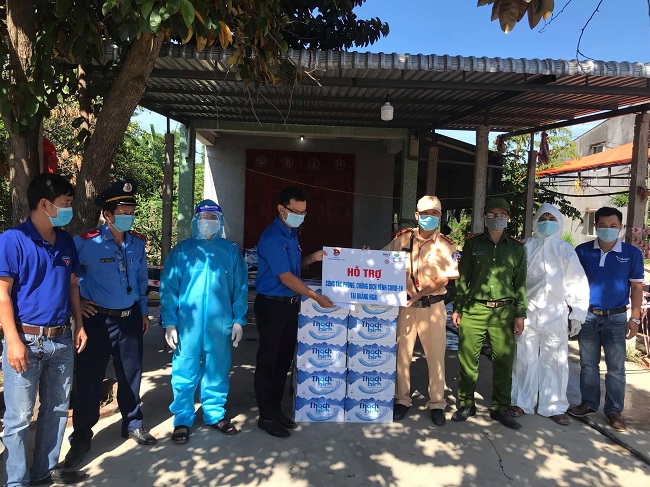 Đoàn Khối cơ quan và doanh nghiệp tỉnh Quảng Ngãi trao quà ủng hộ các lực lượng tuyến đầu phòng chống dịch Covid-19