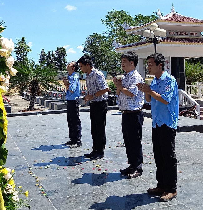 Trung tâm Đăng kiểm xe cơ giới Quảng Ngãi tổ chức dâng hương tưởng niệm tại Nghĩa trang Liệt sỹ xã Tịnh Phong.