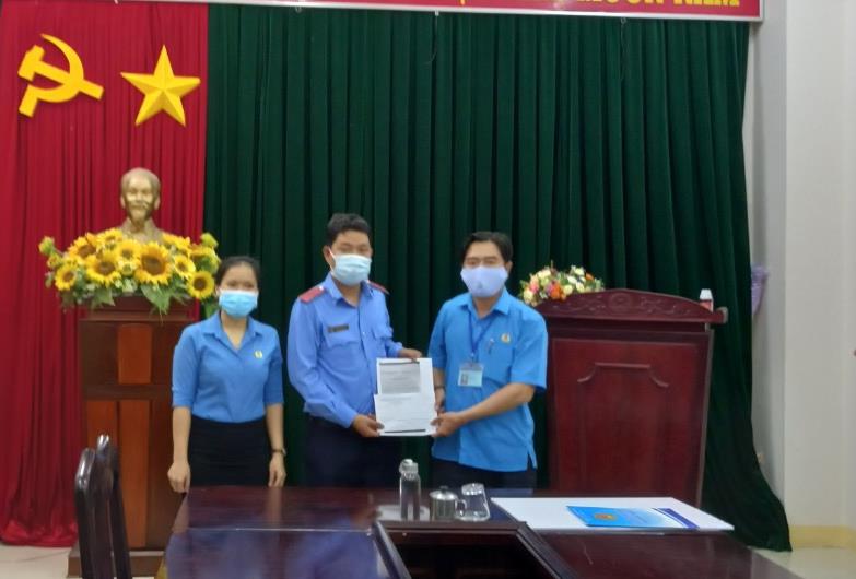 Công đoàn viên chức tỉnh Quảng Ngãi: Trao tiền hỗ trợ cho 09 Đoàn viên công đoàn Thanh tra Sở GTVT tham gia công tác phòng, chống dịch Covid – 19