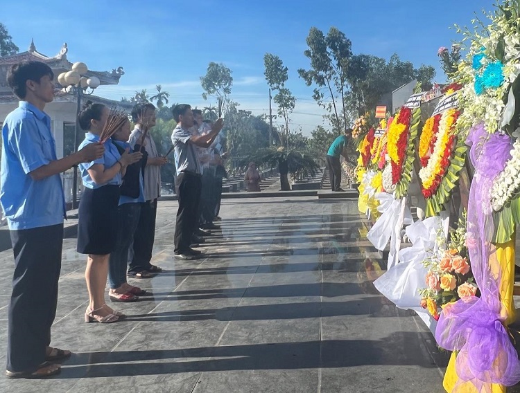 Tổ chức dâng hương tưởng niệm nhân kỷ niệm ngày Thương binh Liệt sỹ tại Nghĩa trang Liệt sỹ xã Tịnh Phong