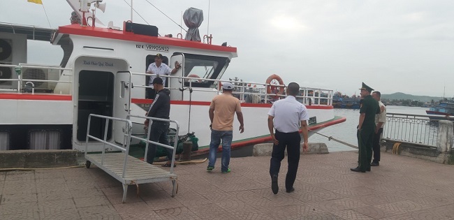 Chuyến tàu đưa những hành khách cuối cùng của năm Qúy Mão rời bến cảng Sa Kỳ về Lý Sơn đón Tết với gia đình