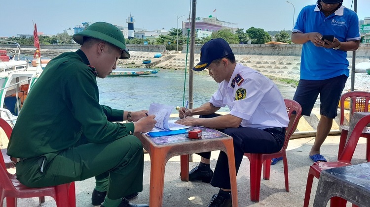 Kiểm tra điều kiện an toàn trên phương tiện thủy nội địa hoạt động tuyến Đảo Lớn – Đảo Bé tại huyện Lý Sơn